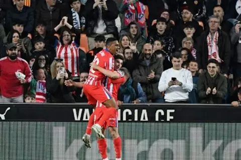 الدوري الإسباني.. أتلتيكو مدريد يتخطى فالنسيا ويتصدر مؤقتًا 